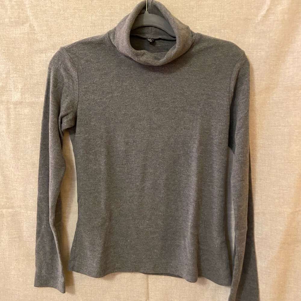 Comfy Gray Turtleneck Small Uniqlo